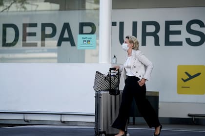 Una pasajera con una mascarilla llega al aeropuerto de Bruselas, el 15 de junio de 2020