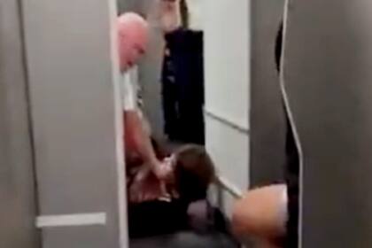 Una pasajera de nacionalidad brasileña intentó entrar a la cabina del piloto y agredió a la tripulación por la demora de salida de un vuelo de American Airlines