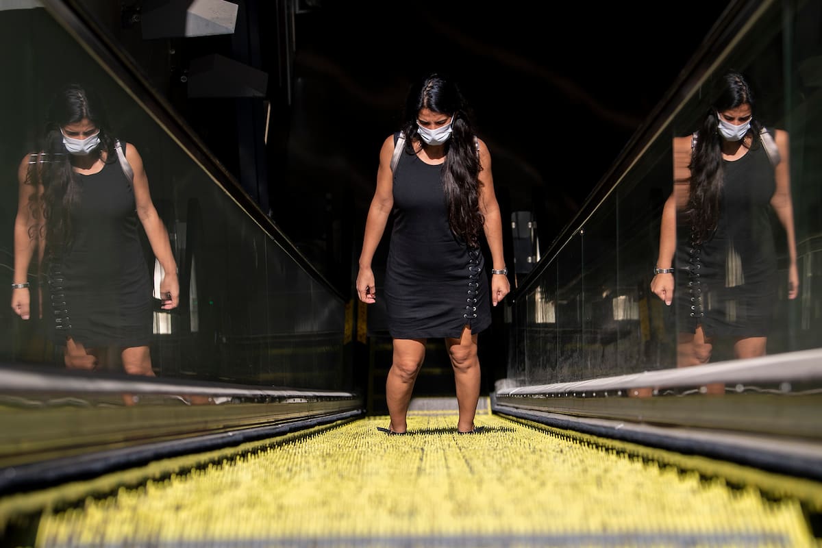 Una pasajera lleva un barbijo cuando sale de una estación de metro, en Santiago, el 2 de abril de 2020