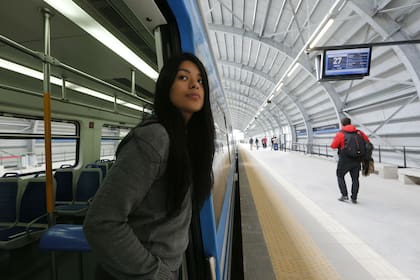 Una pasajera observa la nueva estación