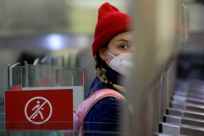 Una pasajera pasa por el molinete del metro de Moscú