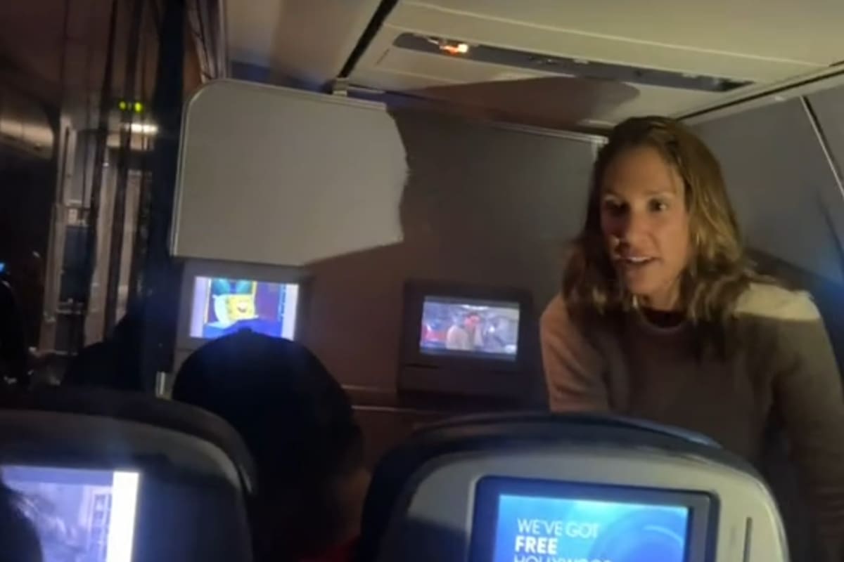 Una pasajera que volaba hacia Los Ángeles, California, le gritó a los miembros de la tripulación y a otros pasajeros cuando no pudo seguir bebiendo alcohol durante el viaje