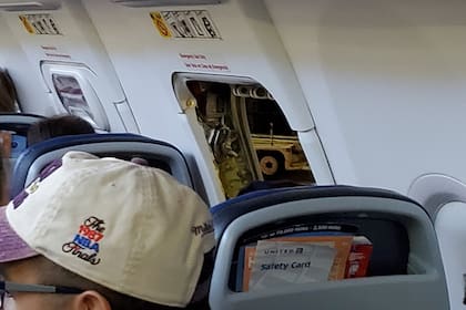 Una pasajera registró cómo quedó abierta la salida de emergencia después de que un sujeto se fugara del avión en movimiento