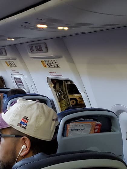 Una pasajera registró cómo quedó abierta la salida de emergencia después de que un sujeto se fugara del avión en movimiento