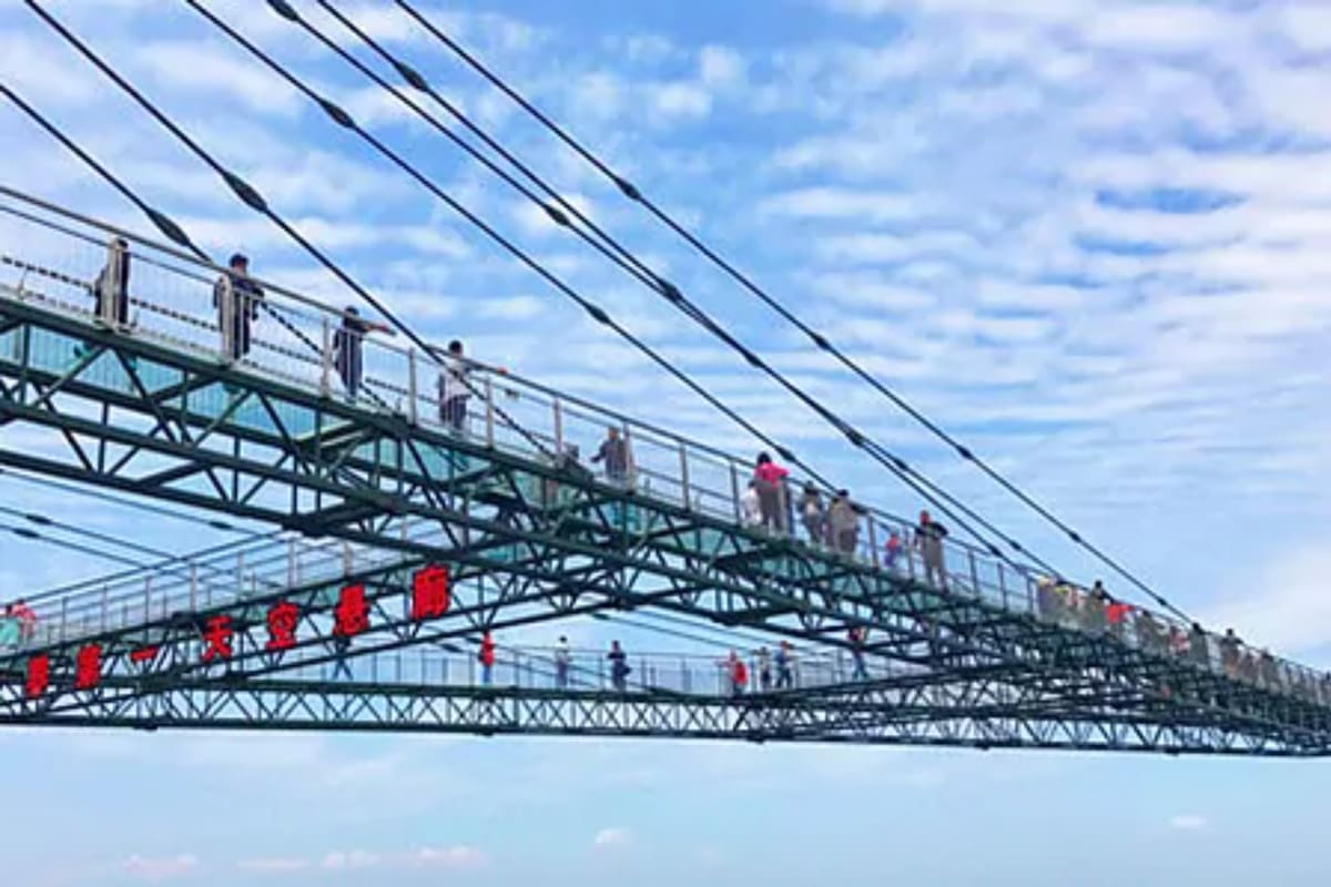 Una pasarela de cristal es la atracción más visitada del parque Wansheng Ordovician (Crédito: chongqing.info)