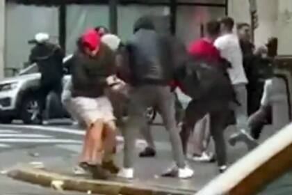 Una patota atacó brutalmente a un joven a la salida de un boliche