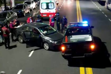 Una patrulla de la Dirección de Despliegue Intervenciones Rápidas (DIR) chocó contra un Toyota Corolla a metros del Sanatorio Anchorena y mientras trasladaba pasajeros