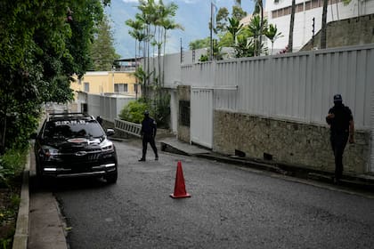 Una patrulla de la policía estacionada afuera del complejo diplomático de la Argentina donde miembros de la oposición venezolana se refugiaron, en Caracas. (AP Foto/Matias Delacroix, Archivo)
