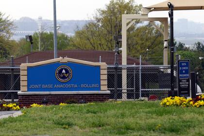 Una patrulla de la Policía Metropolitana sale de la Base Anacostia-Bolling luego de que esta fue cerrada debido a la presencia de un hombre armado, el viernes 13 de agosto de 2021, en Washington. (AP Foto/Patrick Semansky)