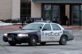 Prohíben a oficiales el uso de guantes de electrochoques en escuelas de Omaha