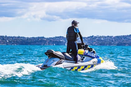 Una patrulla policial de agua en un jetski en Nueva Zelanda
