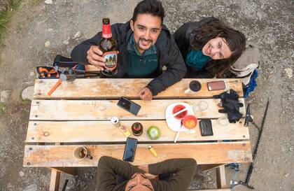 Una pausa en las mesas de uno de los refugios del parque.