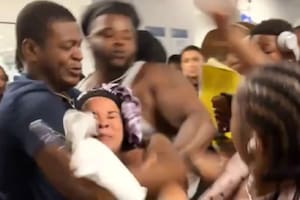 Dos familias protagonizaron una salvaje pelea tras bajar de un crucero proveniente de Bahamas