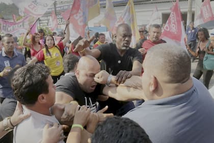 Una pelea entre un simpatizante de Jair Bolsonaro y otro de Luiz Lula da Silva en en Sao Gonçalo, estado de Río de Janeiro. (Photo by Andre Borges / AFP)Violencia política en Brasil