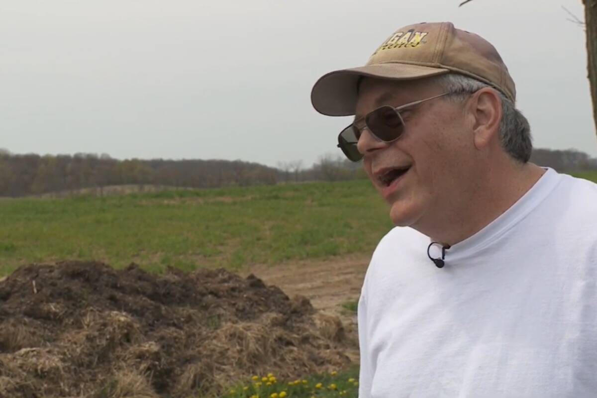 Una pelea entre vecinos terminó con un final inesperado: un muro de caca de vaca que "molesta" a los residentes