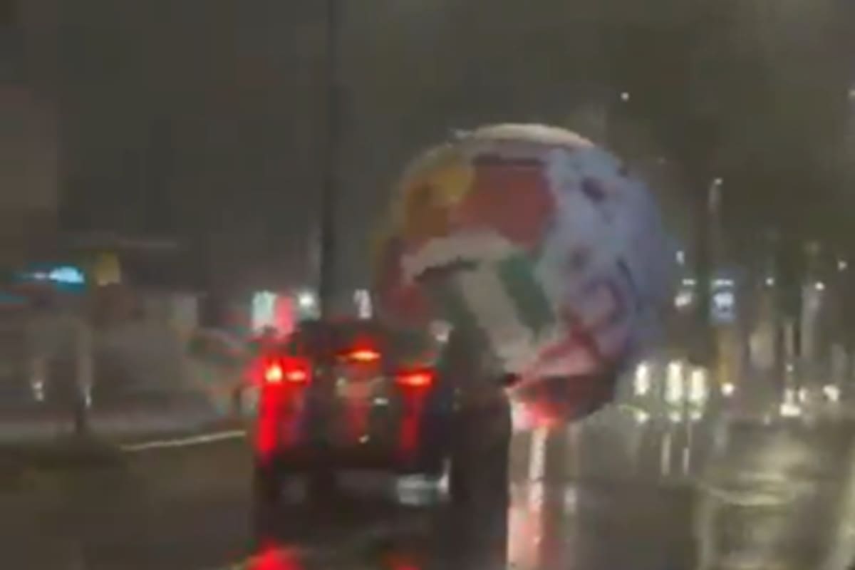 Vídeo incomum de uma bola gigante correndo descontroladamente pelas ruas de San Salvador