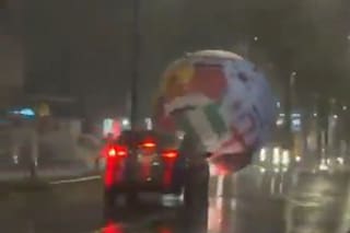 El insólito video de una pelota gigante que rueda descontrolada por las calles de El Salvador