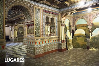 Un palacio con un genio alado en la cúpula y una réplica de la Alhambra en el subsuelo