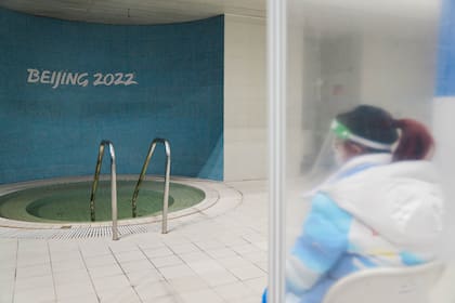 Una pequeña piscina llena de agua caliente ayuda a garantizar el nivel adecuado de humedad.
