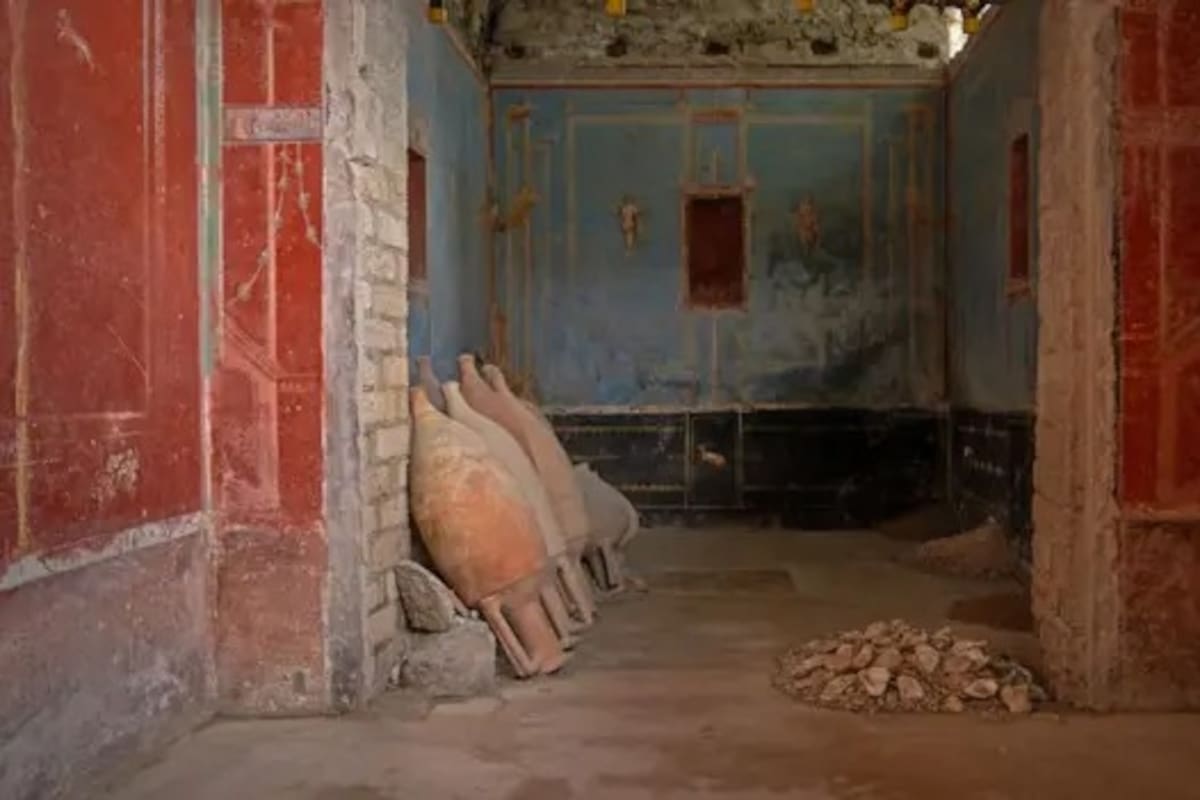 Una pequeña sala azul utilizada para la oración. Un montón de conchas de ostras yace en el suelo
Una pequeña sala azul utilizada para la oración. Un montón de conchas de ostras yace en el suelo