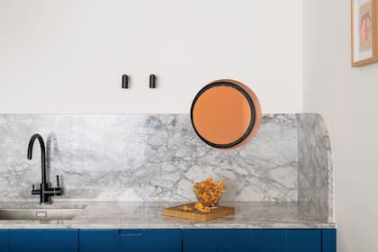 Arcos, círculos y semicírculos que se destacan por sí solos o en su encuentro. En el espejo del baño, en la mesada hecha a medida, en el ojo de buey esmerilado que trae luz desde la cocina.