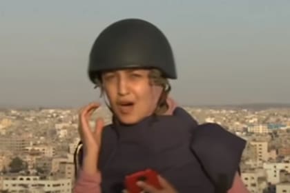 Una periodista, en una salida por TV desde Gaza, fue testigo de un bombardeo israelí