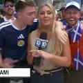 Una periodista vivió un incómodo momento con hinchas escoceses en el Mundial