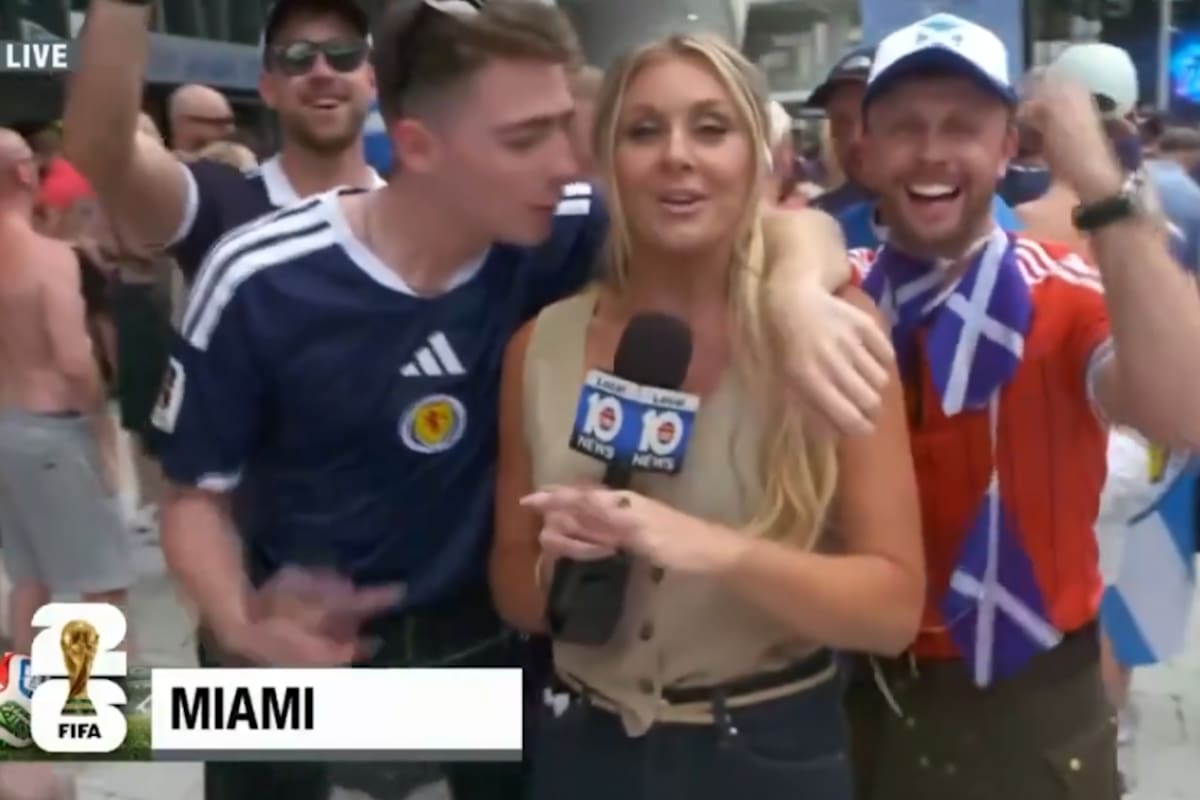 Una periodista vivió un incómodo momento con hinchas escoceses: “Perdón por estos borrachos”