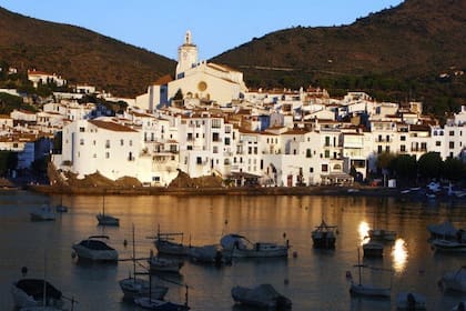 La luz natural acentúa el blanco de las construcciones y resalta la fisonomía del pueblo