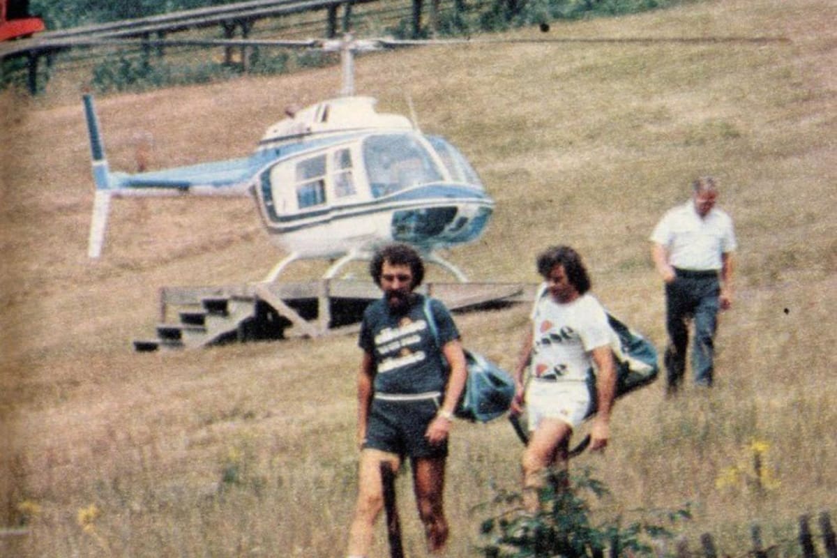 Una perla histórica del tenis de 1983, inimaginable por estos tiempos: Guillermo Vilas y su legendario coach Ion Tiriac llegan en helicóptero al club del torneo de North Conway, donde había dificultades para acceder por la ruta