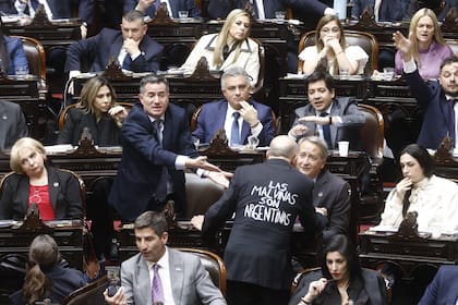 Una perlita: el diputado peronista Aldo Leiva, excombatiente de Malvinas, llevó un traje a medida