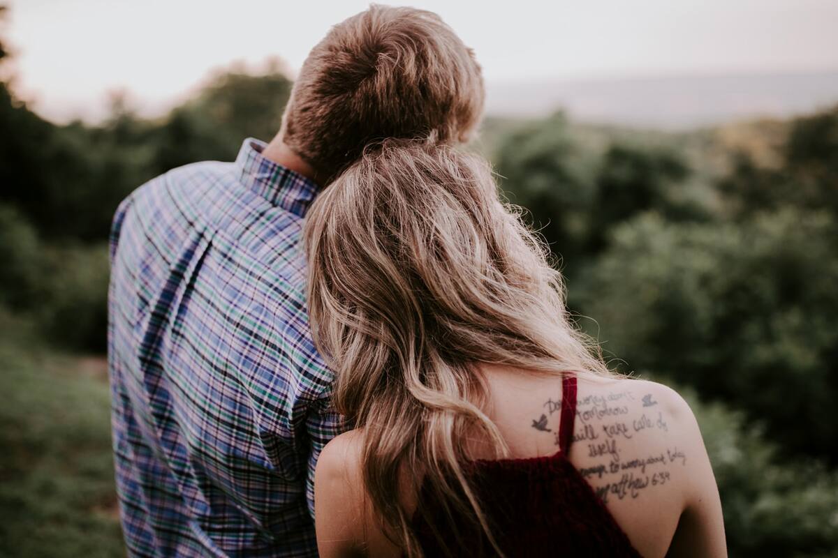 Una persona acompaña a otra con depresión.