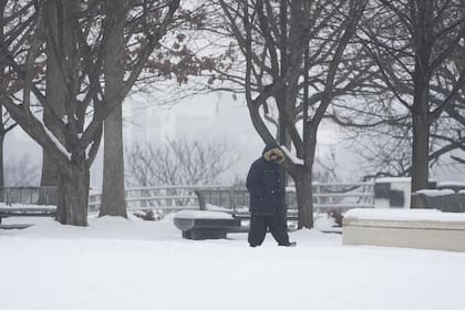 Una persona camina a través de la nieve en Nashville, Tennessee en medio de una tormenta de nieve que cubrió la zona con hasta 20 centímetros de nieve
(AP Photo/George Walker IV)�