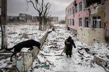 Una persona camina en un escenario de desolación total en Vuhledar, en el este de Ucrania (Tyler Hicks/The New York Times)