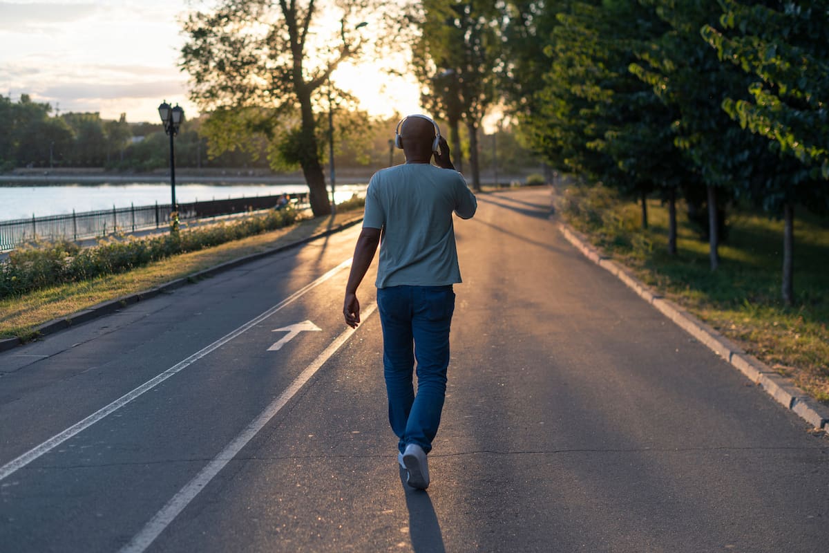 Una persona camina mientras el estudio destaca la relación entre la velocidad de marcha y el deterioro cognitivo