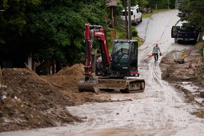 Una persona carga una motosierra mientras comienza la limpieza tras el paso del huracán Helene el martes 1 de octubre de 2024, en Hot Springs, Carolina del Norte. (AP Foto/Jeff Roberson)