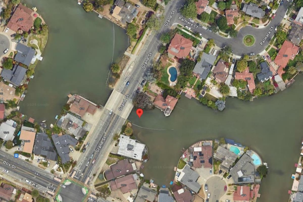 Una persona compró una casa en California y no notó que en realidad se trataba de un terreno dentro de una laguna