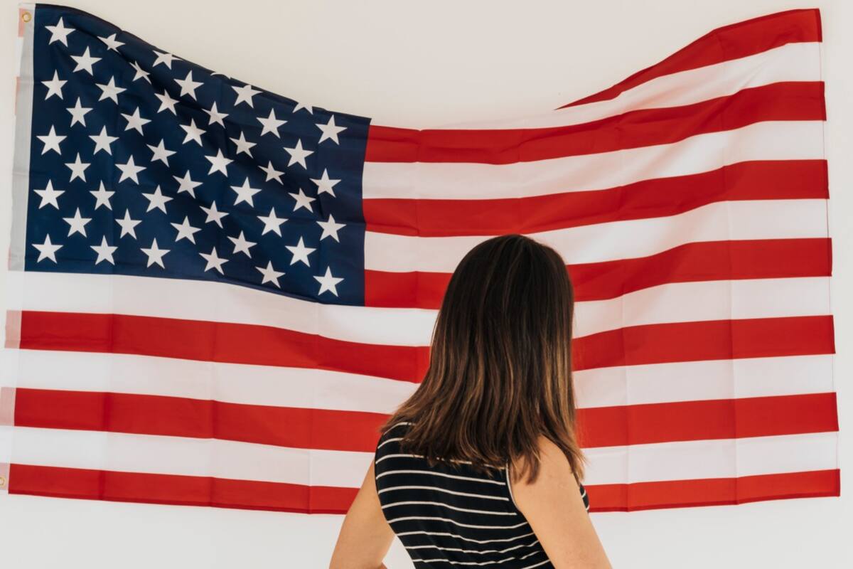 Una persona con green card debe haber estado físicamente presente en Estados Unidos como LPR por un periodo ininterrumpido de un año para solicitar la naturalización