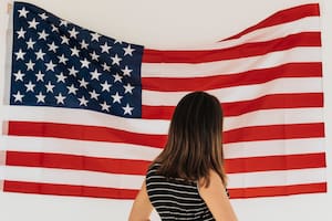 Una persona con green card debe haber estado físicamente presente en Estados Unidos como LPR por un periodo ininterrumpido de un año para solicitar la naturalización