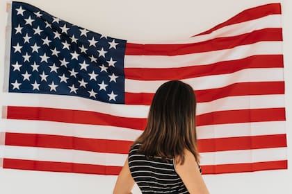 Una persona con green card debe haber estado físicamente presente en Estados Unidos como LPR por un periodo ininterrumpido de un año para solicitar la naturalización