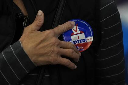 Una persona con un botón que dice “Yo voté” el primer día en que se permitieron sufragios tempranos en Chicago, el 3 de octubre del 2024