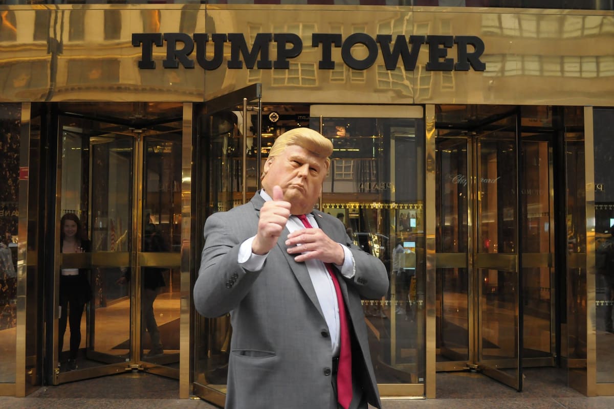 Una persona con una máscara del presidente frente a la Trump Tower en Nueva York
