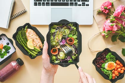 Una persona debe llevar adelante una dieta variada que integre frutas, granos enteros, legumbres y verduras de hojas verdes para consumir magnesio