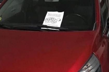 Una persona dejó su auto estacionado de la peor forma posible y, a cambio, recibió una irónica nota que le dejaron en el parabrisas
