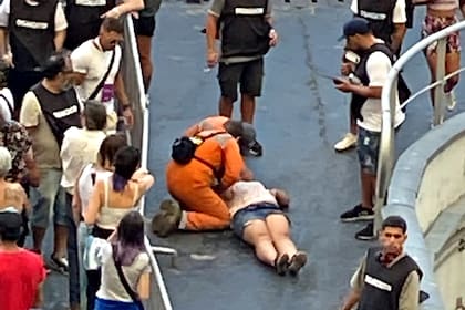 Una persona desmayada, por el calor y la cantidad de gente, en la previa del acto de Cristina Kirchner