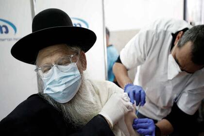 Una persona en Israel recibiendo la vacuna contra el coronavirus