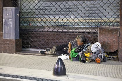 Una persona en situación de calle en Sarmiento al 400