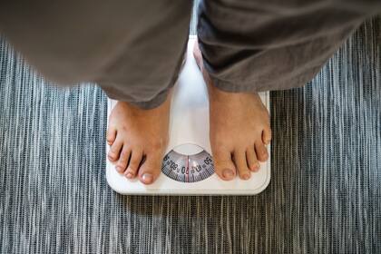 Una persona en una balanza.