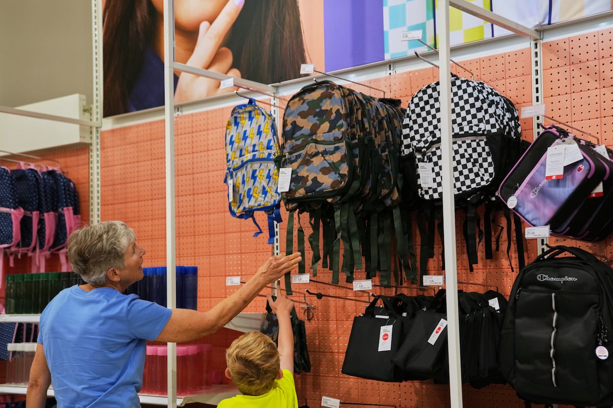 Una persona en una tienda Target en Woodbury, Minnesota, el 13 de agosto del 2026. (AP foto/Ellen Sc