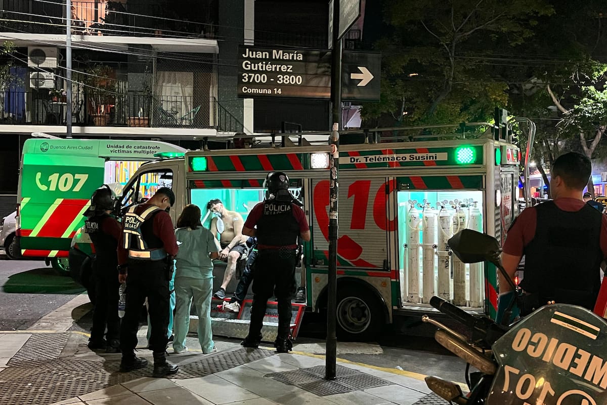 Una persona es asistida en una de las ambulancias tras el incendio en la comisaría